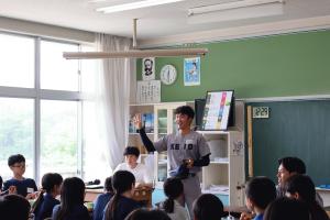 ②立根小学校給食懇親会にて慶応野球部クイズ大会.JPG